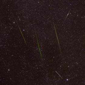 Η «βροχή» των Περσείδων φωτίζει τον καλοκαιρινό ουρανό