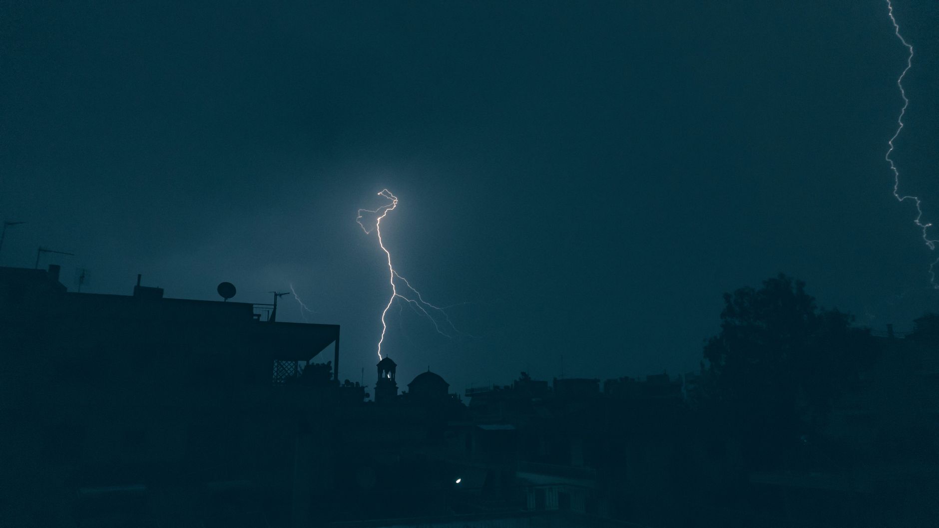 Βροχές και καταιγίδες σε μεγάλο μέρος της χώρας - Πτώση της θερμοκρασίας