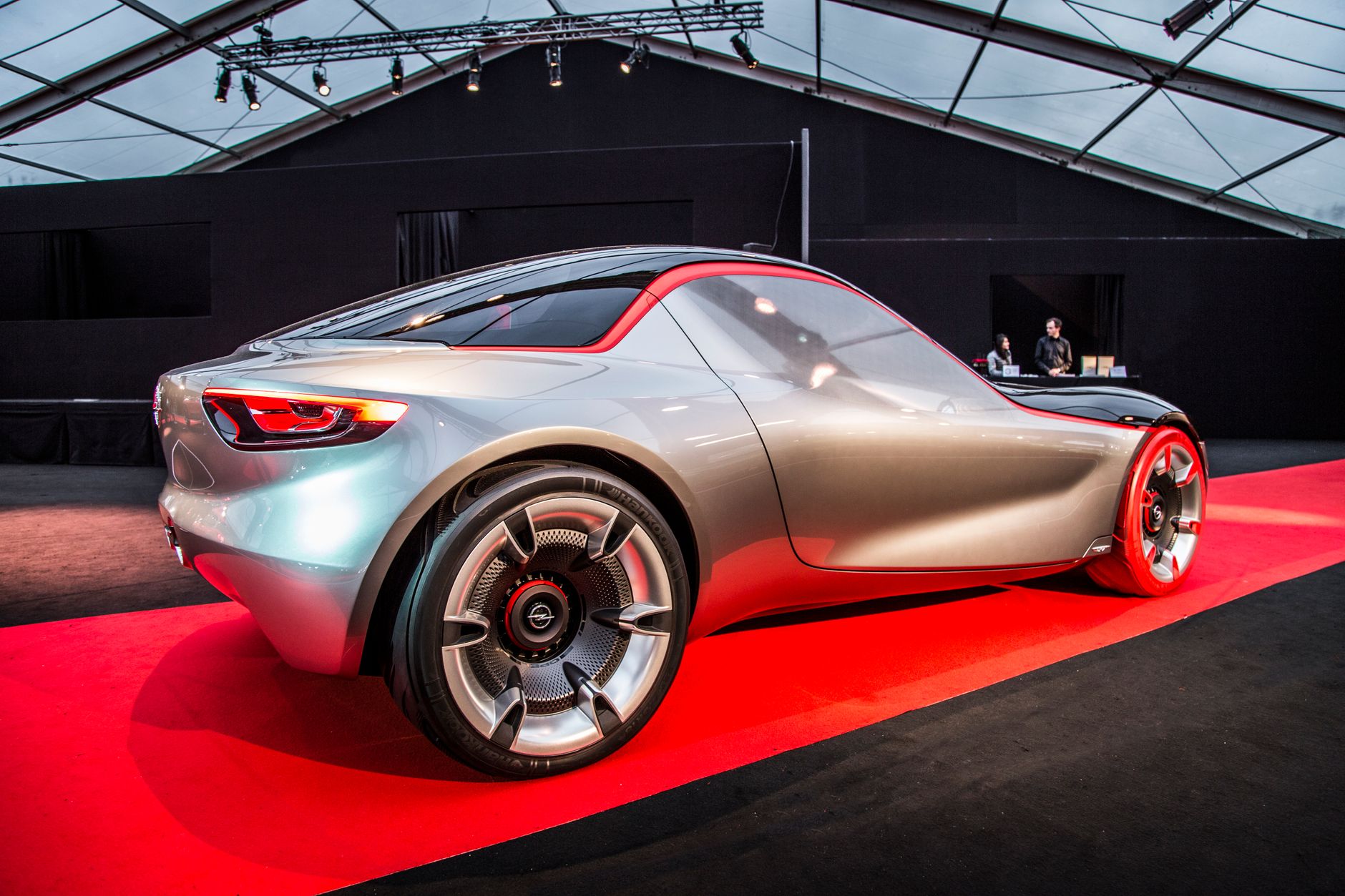Η Tesla παρουσίασε Roadster με τεχνολογία SpaceX που πηδά πάνω από άλλα οχήματα της εταιρείας