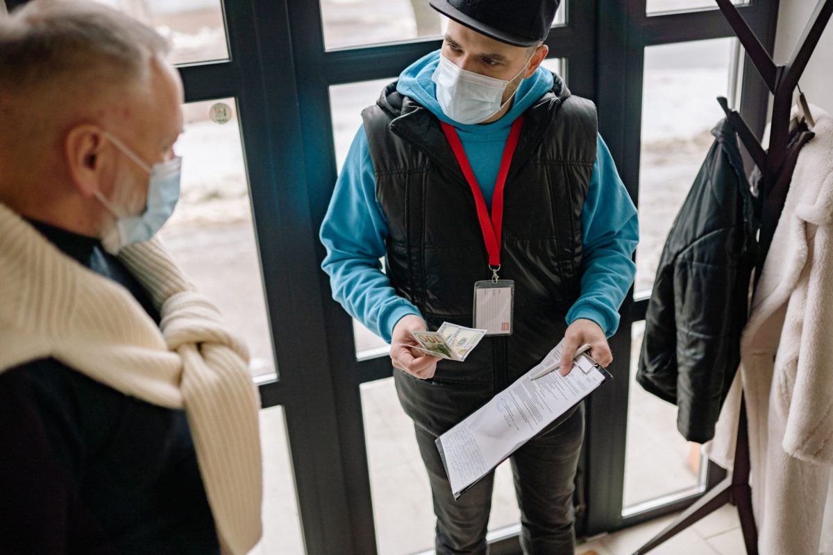 Courier: Δεν καταργούνται τελικά τα μετρητά στις παραδόσεις με αντικαταβολή